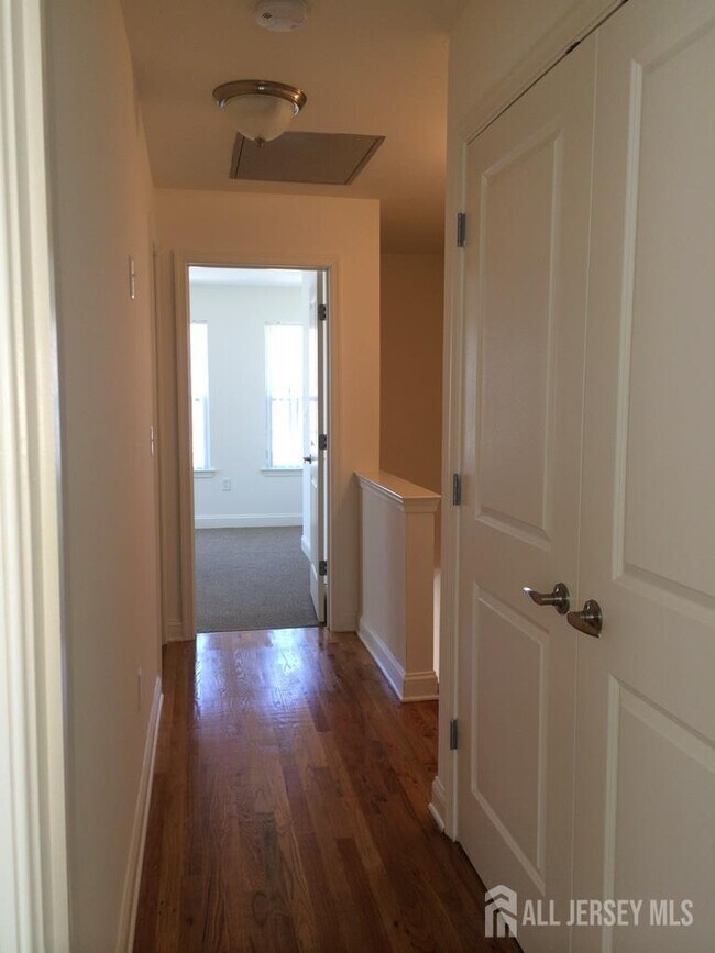 Building Photo - 25 Overhill Dr