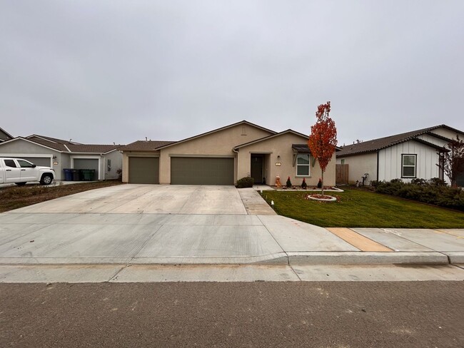 Building Photo - Beautiful home for rent in Tulare!