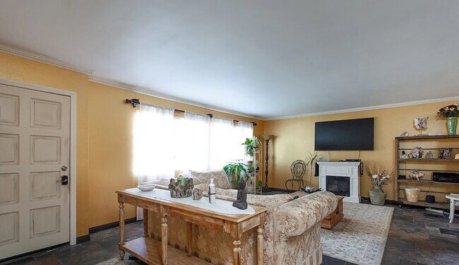 Building Photo - Beautiful one bedroom one with a large, open living room with a beautiful fireplace