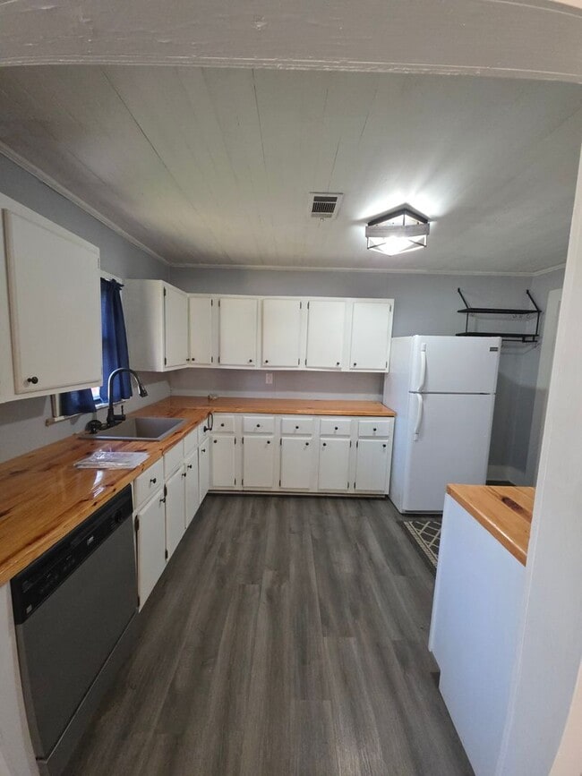 Building Photo - 418 E L St