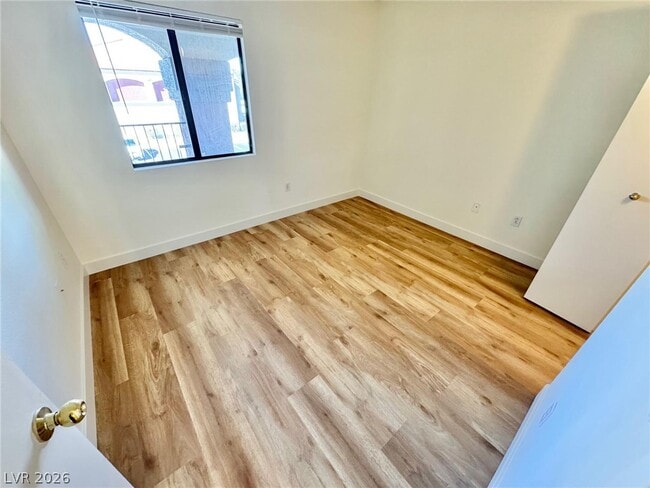 Building Photo - 950 Seven Hills Dr