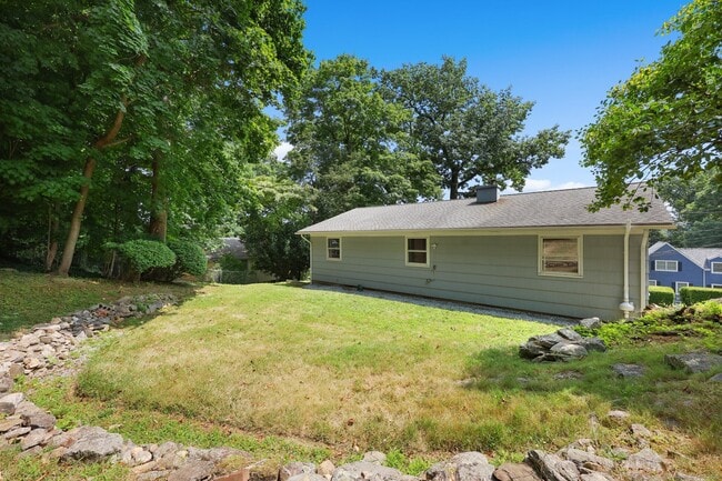 Building Photo - 13 1/2 Hickory Dr
