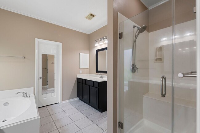 Building Photo - The Perfect Woodlands Retreat: Steps from ...