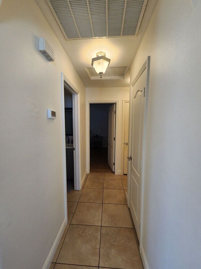 Building Photo - Fully Furnished 3 Bedroom Home w/ Covered ...