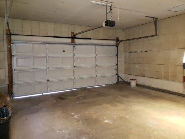 Building Photo - 24694 Creekside Dr