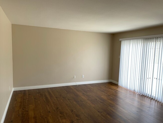 Building Photo - Kahmann Silverstrand Duplex