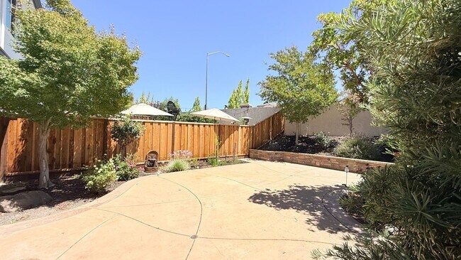 Building Photo - Beautiful 4BD/3BA, Two-Story Townhome in Alamo Creek, Danville- Available NOW!