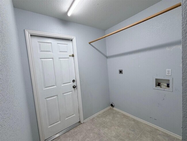 Building Photo - 142 Nuuanu Ln
