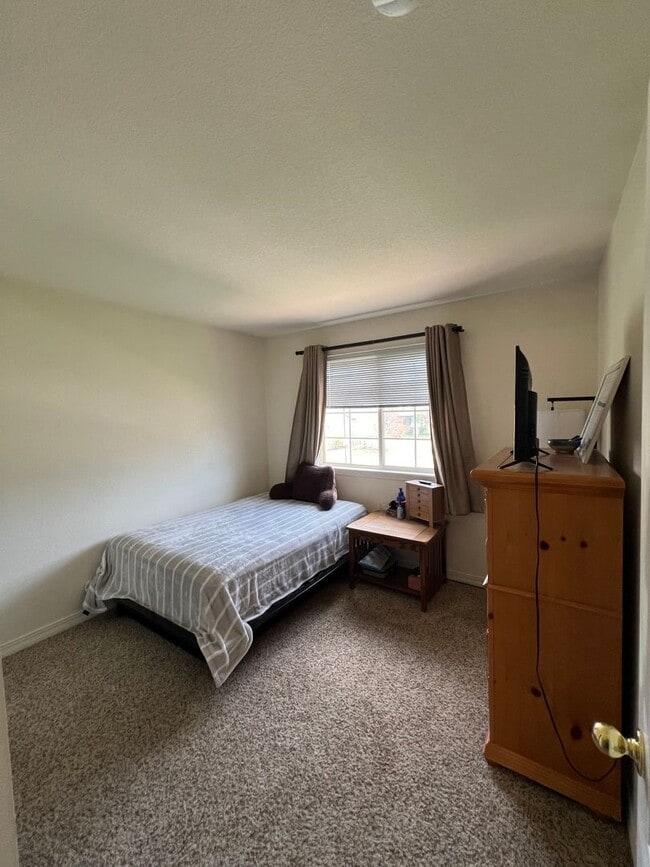 Building Photo - Beautiful 2Bd 1.5Bath Condo Close to Every...