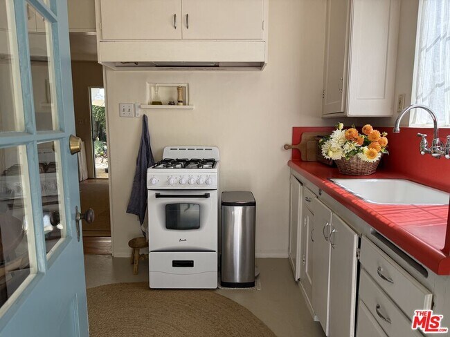 Building Photo - 314 W Aliso St