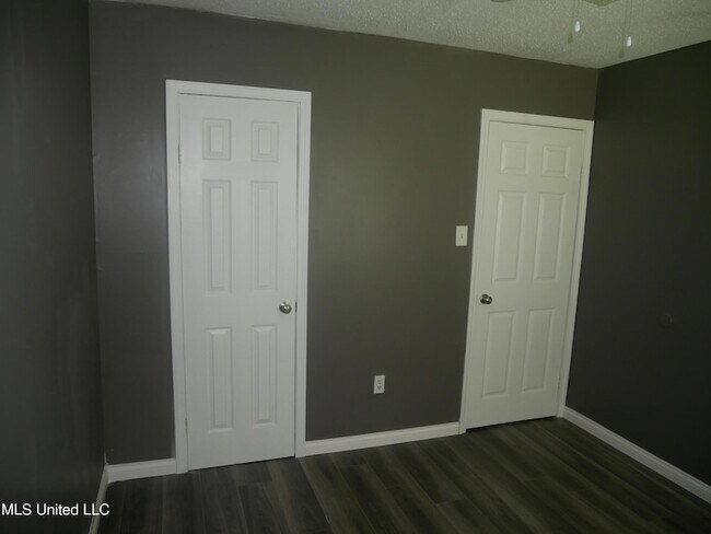 Building Photo - 5149 Gray Dr
