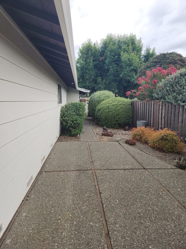 Building Photo - Lovely Home in Oakmont