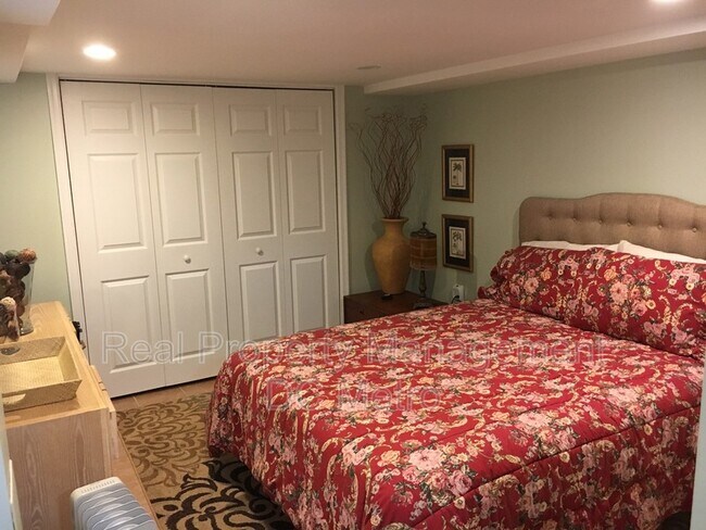 Building Photo - 813 10th St NE