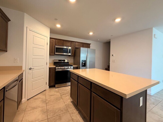 Building Photo - 3 BED 2.5 BATH 2 CAR GARAGE TOWNHOUSE WITH LOFT, COMMUNITY POOL & PARK!