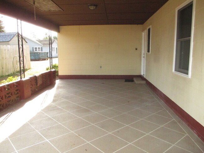 Building Photo - 3 Bedroom, 2 Bath home on a large lot with...