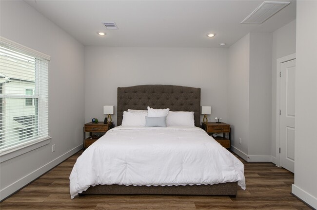 Building Photo - 1274 N Post Oak Rd