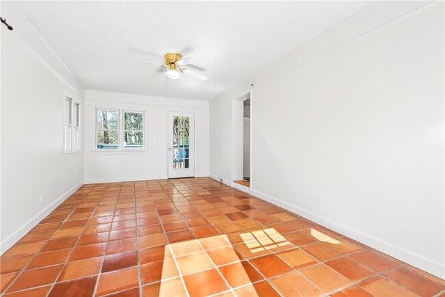 Building Photo - 3006 Hollywood Dr