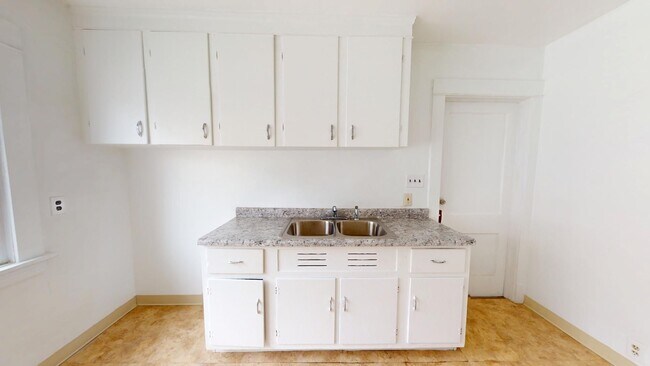 Building Photo - 2 bedroom/1 bath (upper unit)- 1ST MONTH FREE IF LEASE SIGNED BY 10/15