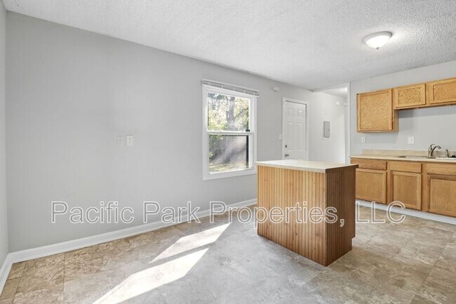 Building Photo - 3639 Richelieu Rd