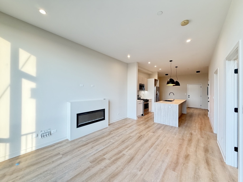 Building Photo - 3207 N Narragansett Ave