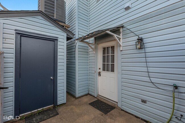 Building Photo - 2 Bedroom 2.5 Bath 2 Car Carport - town house