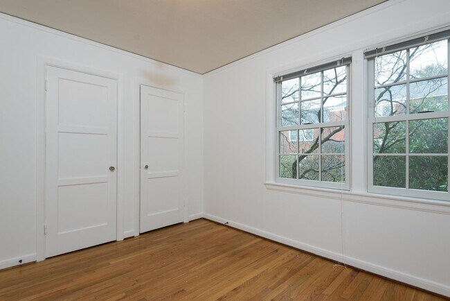 Building Photo - Vintage 2 Bedroom Townhouse