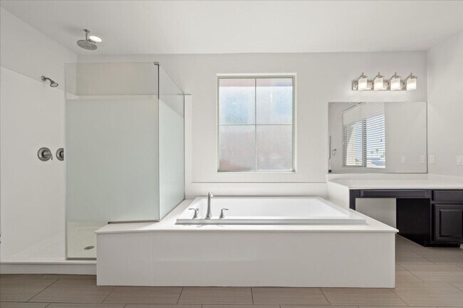 Building Photo - Fabulous Home with NexGen Sutie!