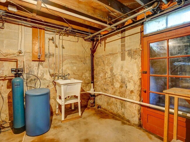 Building Photo - 302 S Shuman St