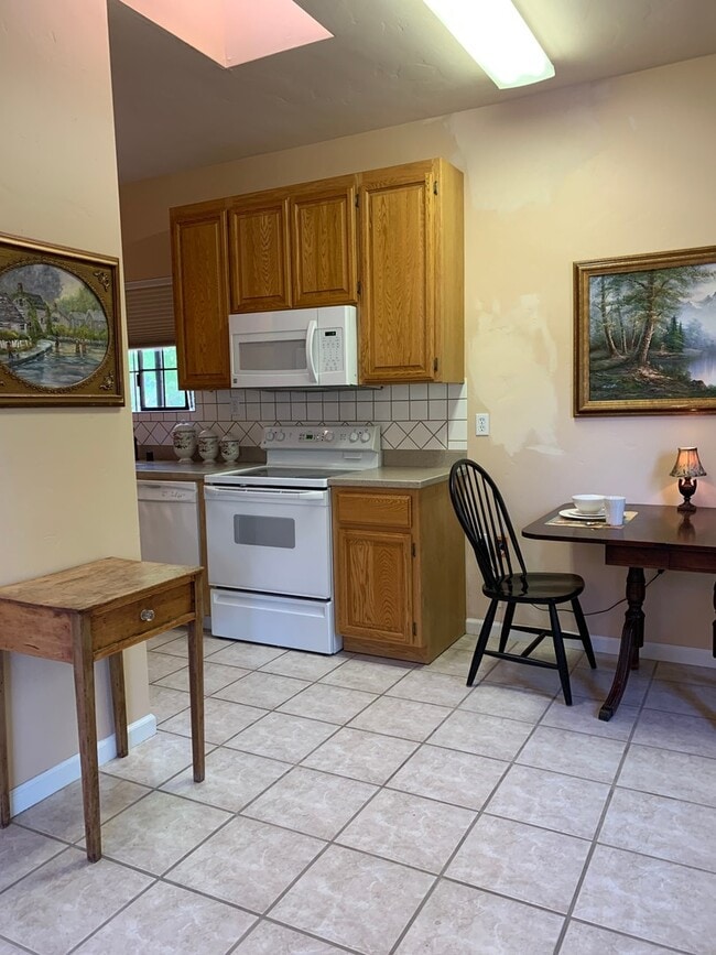 Building Photo - Studio