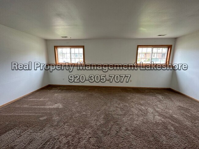 Building Photo - Large 5-Bedroom, 2-Bathroom House for Rent