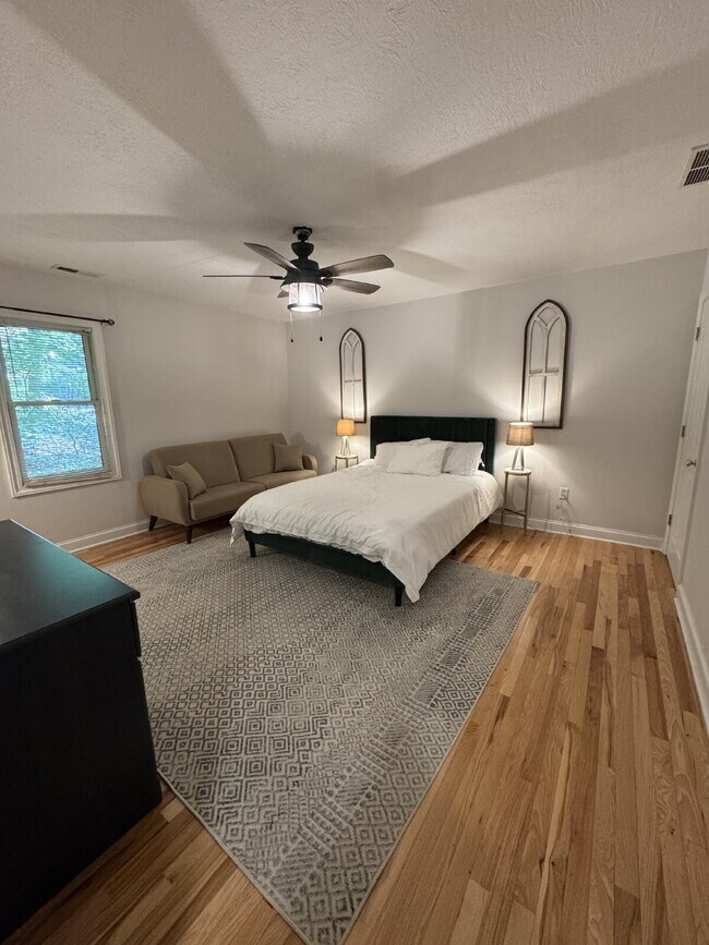 Building Photo - Fairview home 5 bedroom 3 1/2 bathroom home