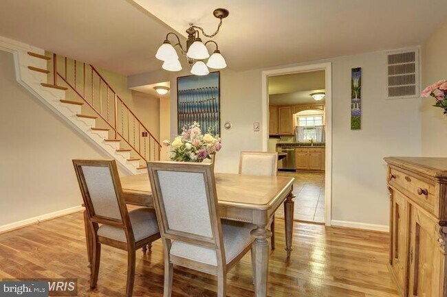 Building Photo - 3898 University Dr