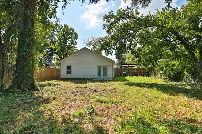 Building Photo - For Lease | 3 Bed, 2 Bath |1,350 Sq Ft |Tr...