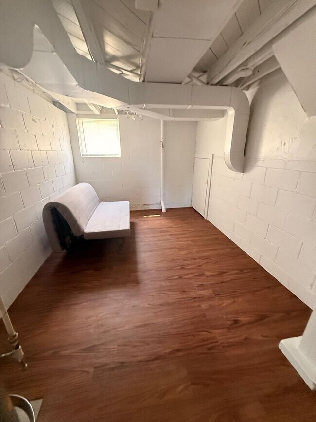 Building Photo - GREAT ANN ARBOR LOCATION – 2-BEDROOM END UNIT!