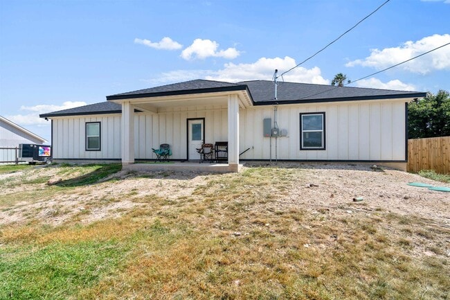 Building Photo - 204 Shadow Mountain Dr