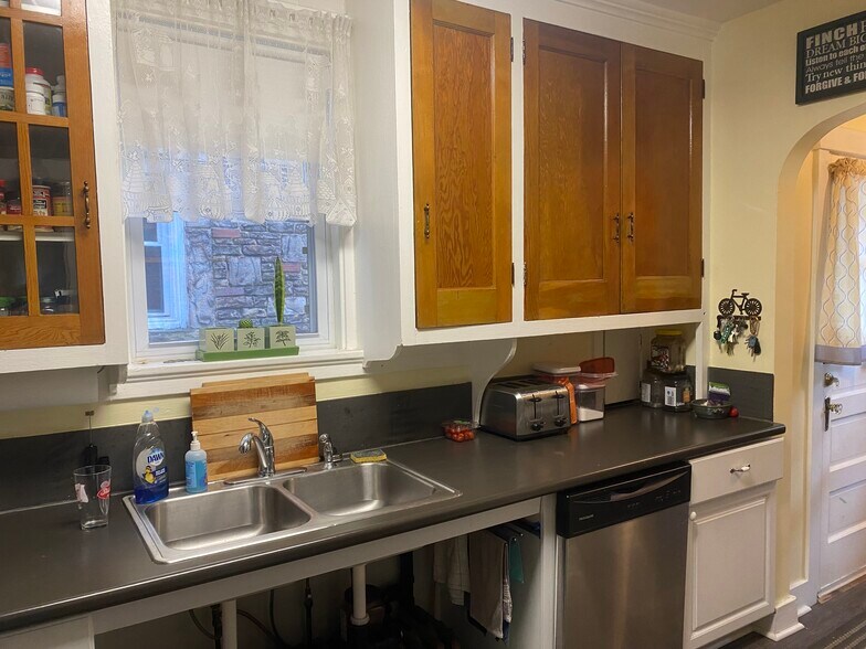 Kitchen - 6824 McPherson Blvd