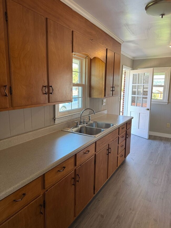 Building Photo - Updated Home with Parking in Radford