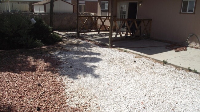 Building Photo - East El Paso 3 bed Refrig A/C!