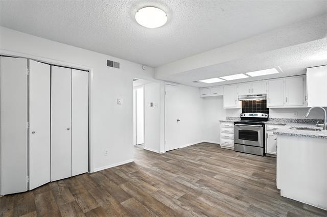 Building Photo - 302 Candlewood Ln