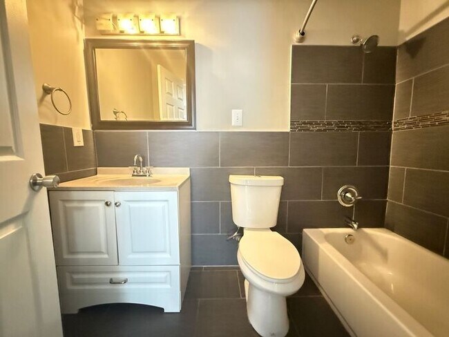 Building Photo - FOR RENT - 3 Bed 2 Bath House in South Nash - Pet Friendly