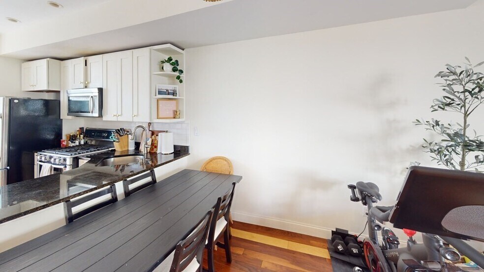 Building Photo - 272 Bowen St