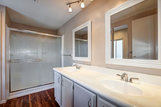 Building Photo - 2 bed, 2 bath Home in Prescott!