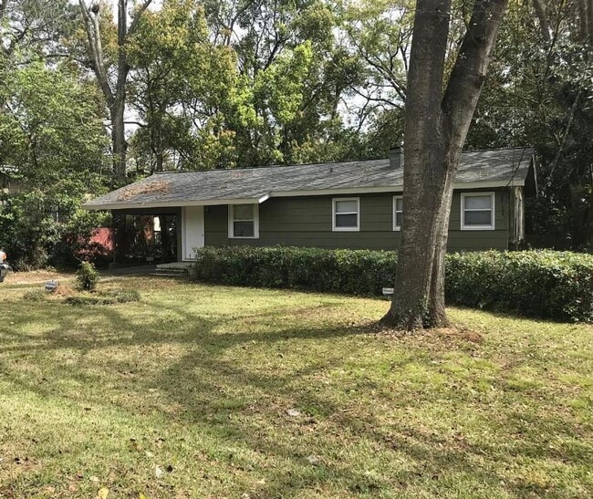 Primary Photo - 3 bed/ 1 bath house, fenced-in yard! Avail...