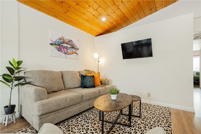 Building Photo - 2205 Santa Paula Dr