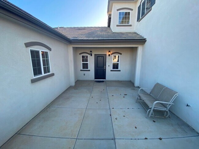 Building Photo - Like New 4 Bedroom Home in Heritage Square