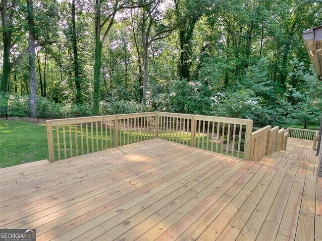 Building Photo - 5575 Lake Forrest Dr NW