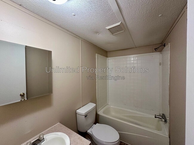 Building Photo - 9499 Wendi Dr NE