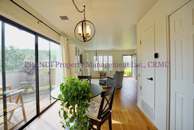 Building Photo - Stunning Remodeled Condo with Designer Fin...