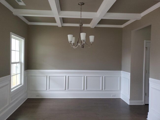 Building Photo - 560 Hampstead Pl