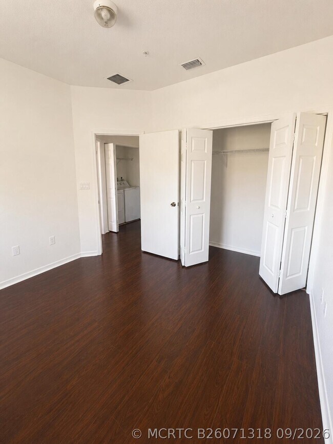 Building Photo - 906 SW 143rd Ave